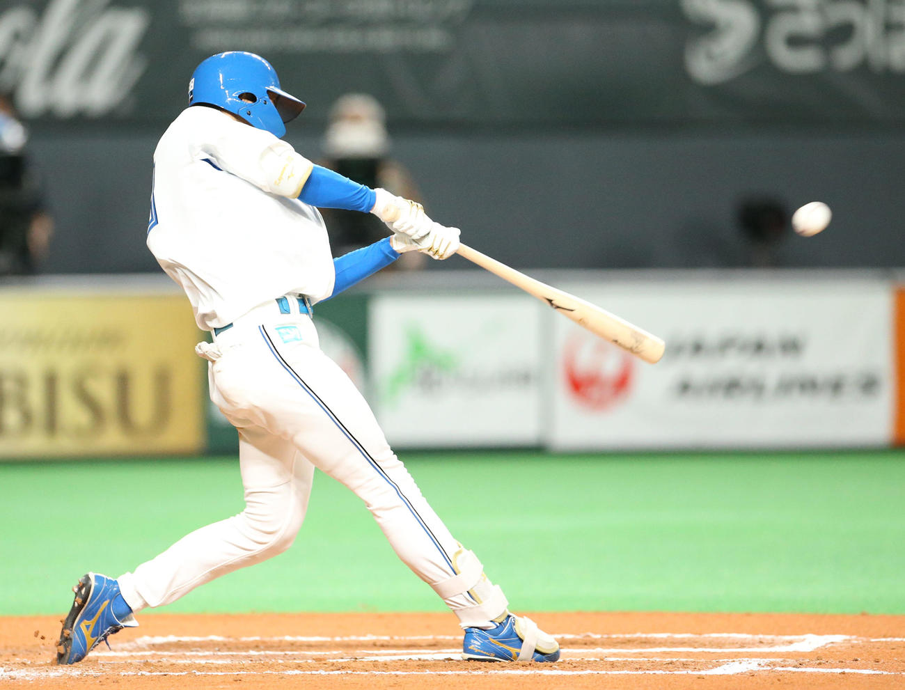 日本ハム対ロッテ　6回裏日本ハム無死、石井は右越え本塁打を放つ（撮影・佐藤翔太）