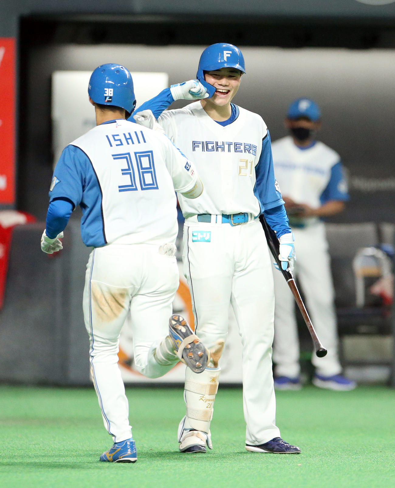 日本ハム対ロッテ　6回裏日本ハム無死、石井（左手前）は右越え本塁打を放ち清宮に出迎えられる（撮影・佐藤翔太）