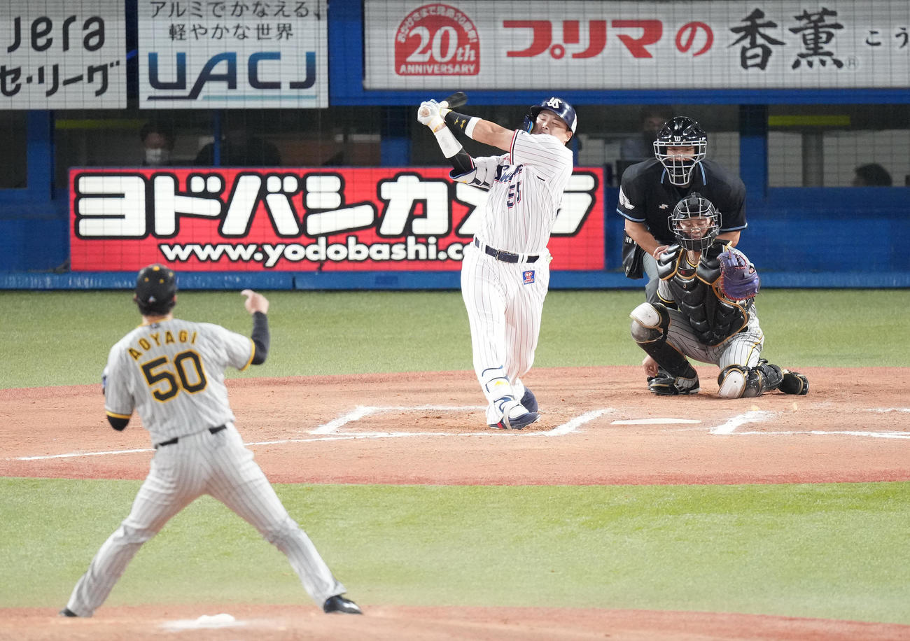 ヤクルト対阪神　6回裏ヤクルト1死、空振り三振に倒れる村上。投手青柳（撮影・鈴木みどり）