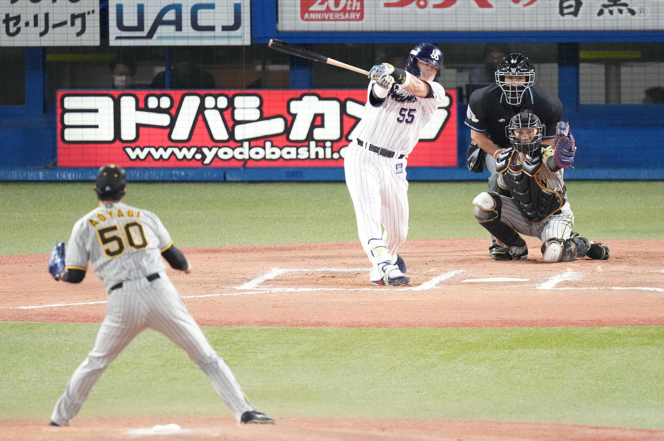 ヤクルト対阪神　6回裏ヤクルト1死、空振り三振に倒れる村上。投手青柳（撮影・鈴木みどり）