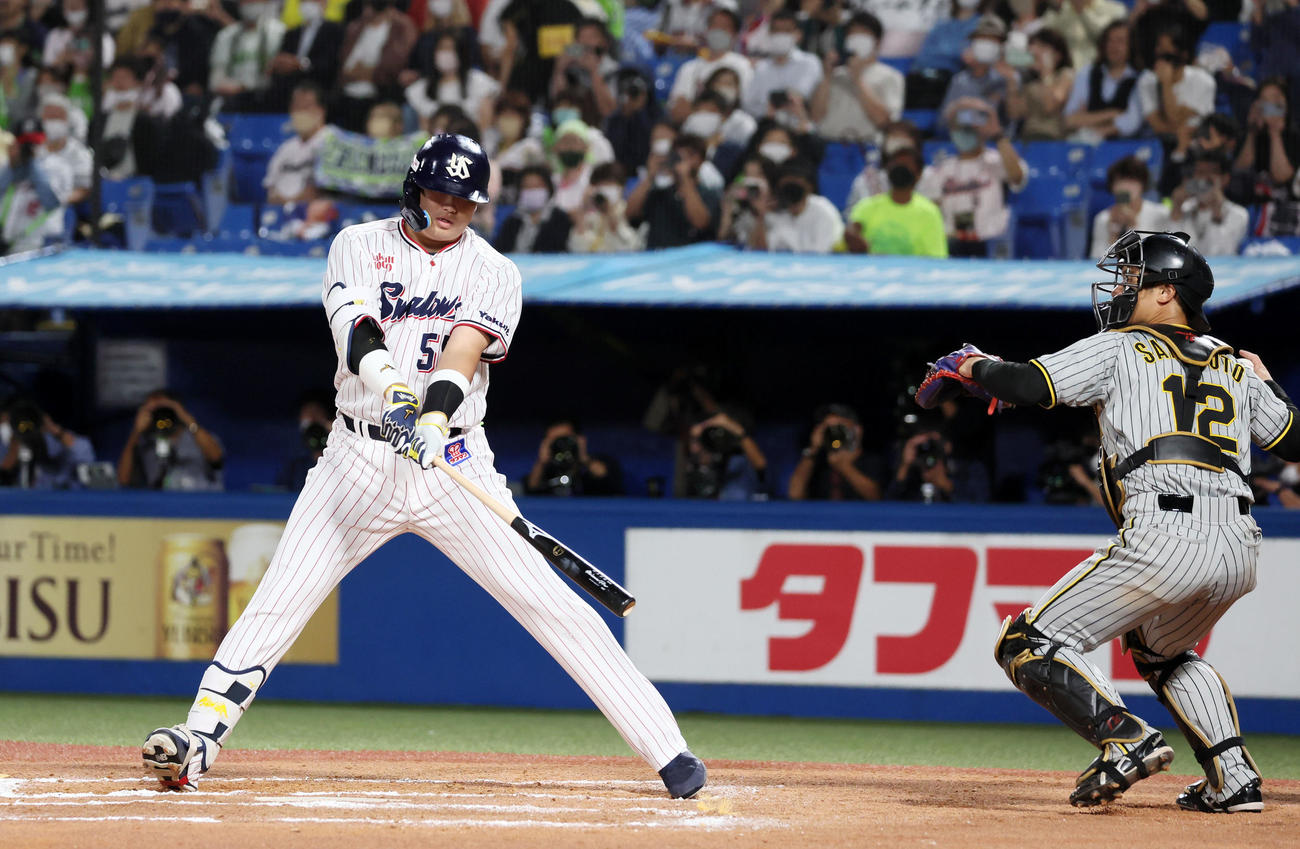 ヤクルト対阪神　6回裏ヤクルト2死、三振に倒れた村上（撮影・加藤哉）