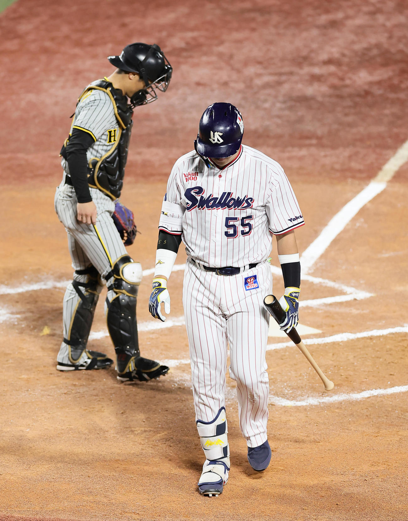 ヤクルト対阪神　6回裏ヤクルト1死、空振り三振に倒れた村上（右）。捕手坂本（撮影・足立雅史）