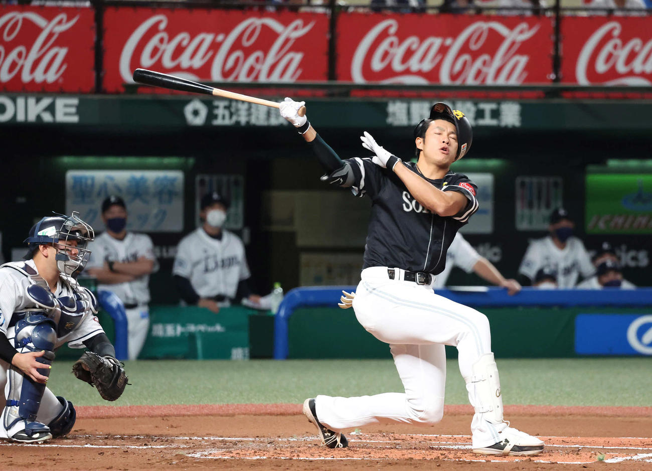 西武対ソフトバンク　2回表ソフトバンク無死、柳田は高橋の初級をフルスイングする（撮影・丹羽敏通）