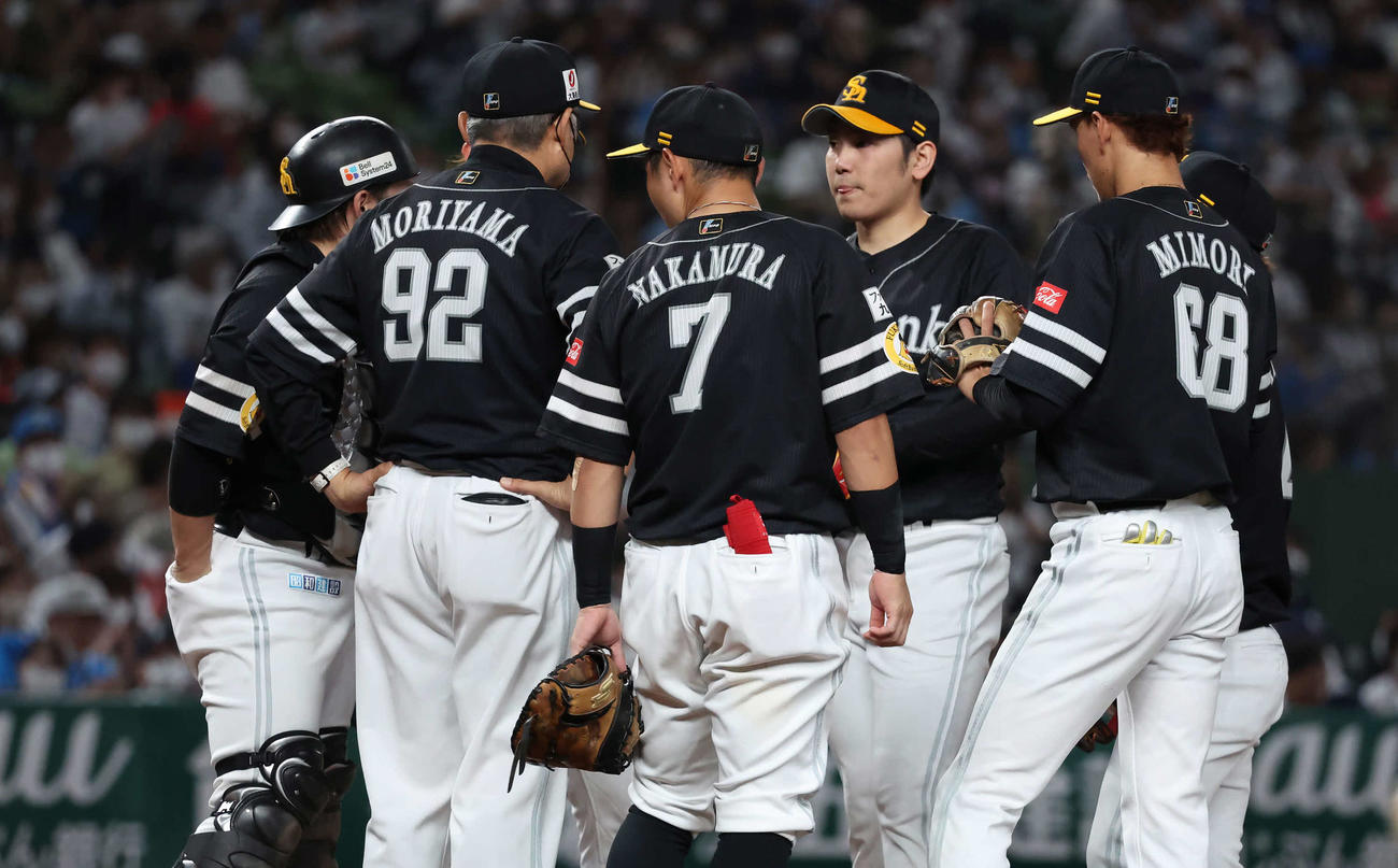 西武対ソフトバンク　5回裏西武無死一、二塁、先発石川のもとに集まるソフトバンク内野陣（撮影・丹羽敏通）