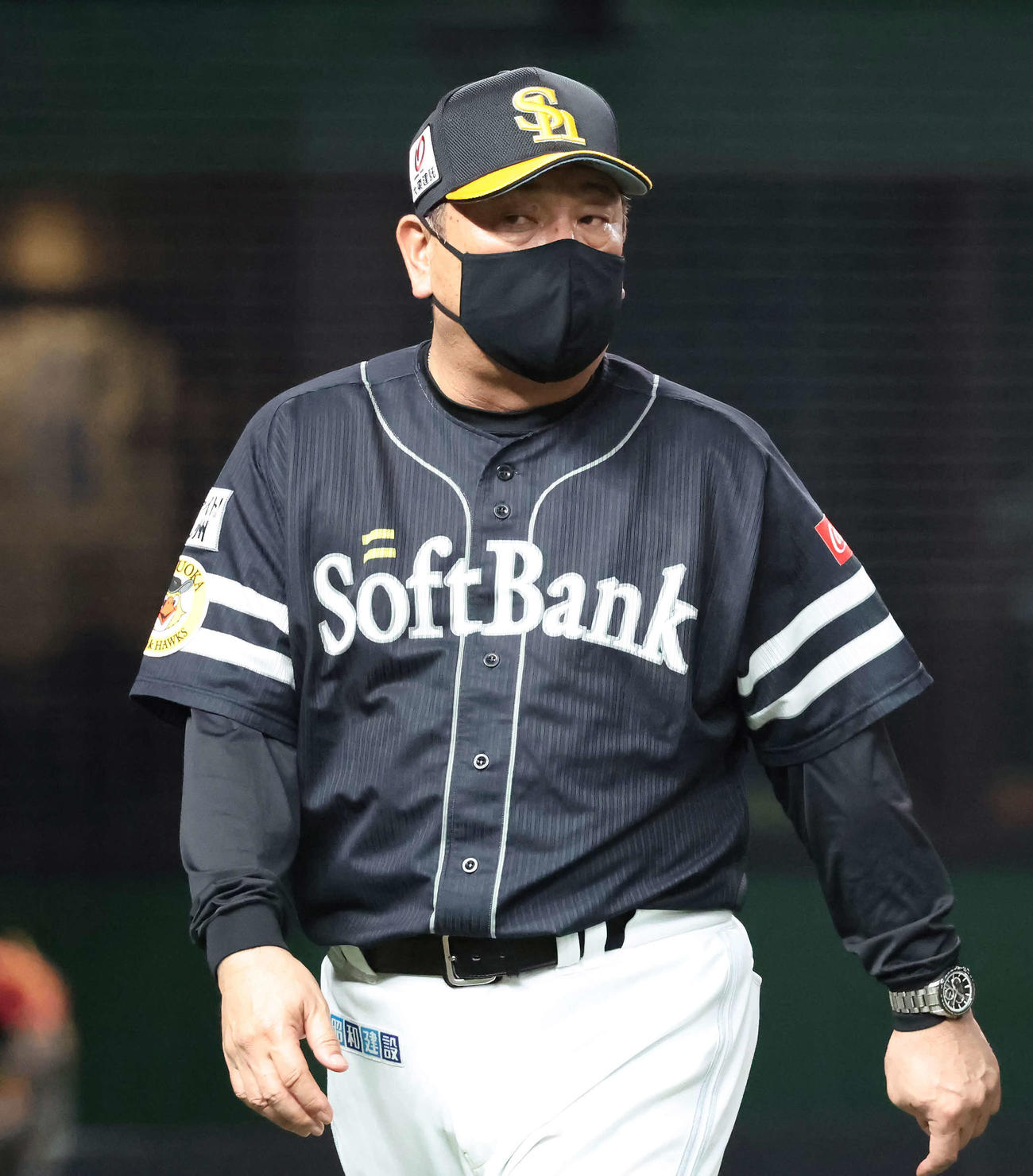 西武対ソフトバンク　8回、投手の交代を告げるソフトバンク藤本監督（撮影・丹羽敏通）
