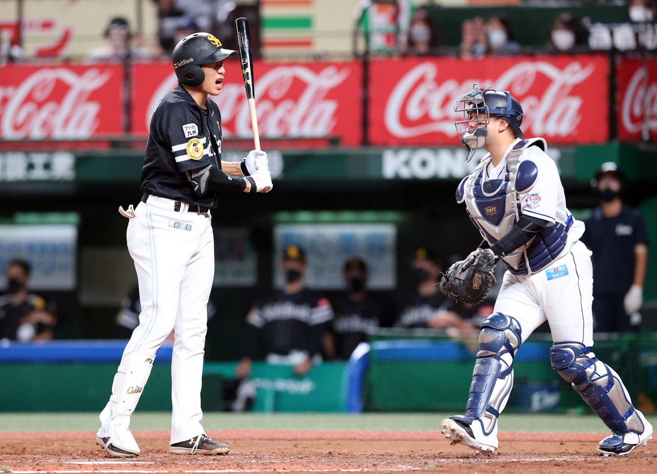 西武対ソフトバンク　4回表ソフトバンク無死一、二塁、柳田は見逃し三振に倒れ、顔写真をゆがめる。捕手森（撮影・浅見桂子）