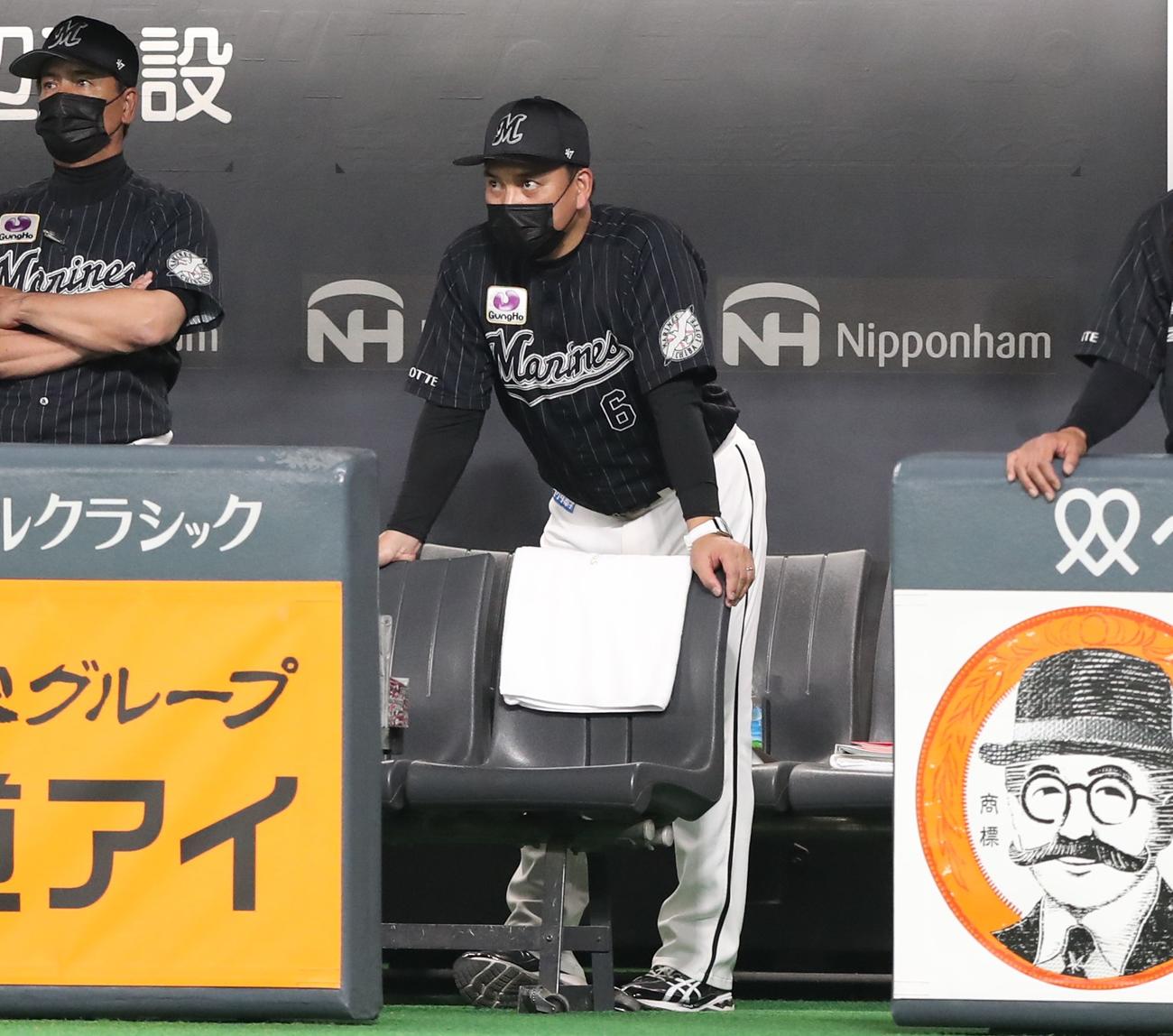 日本ハム対ロッテ　ベンチで渋い表情の井口監督（撮影・黒川智章）