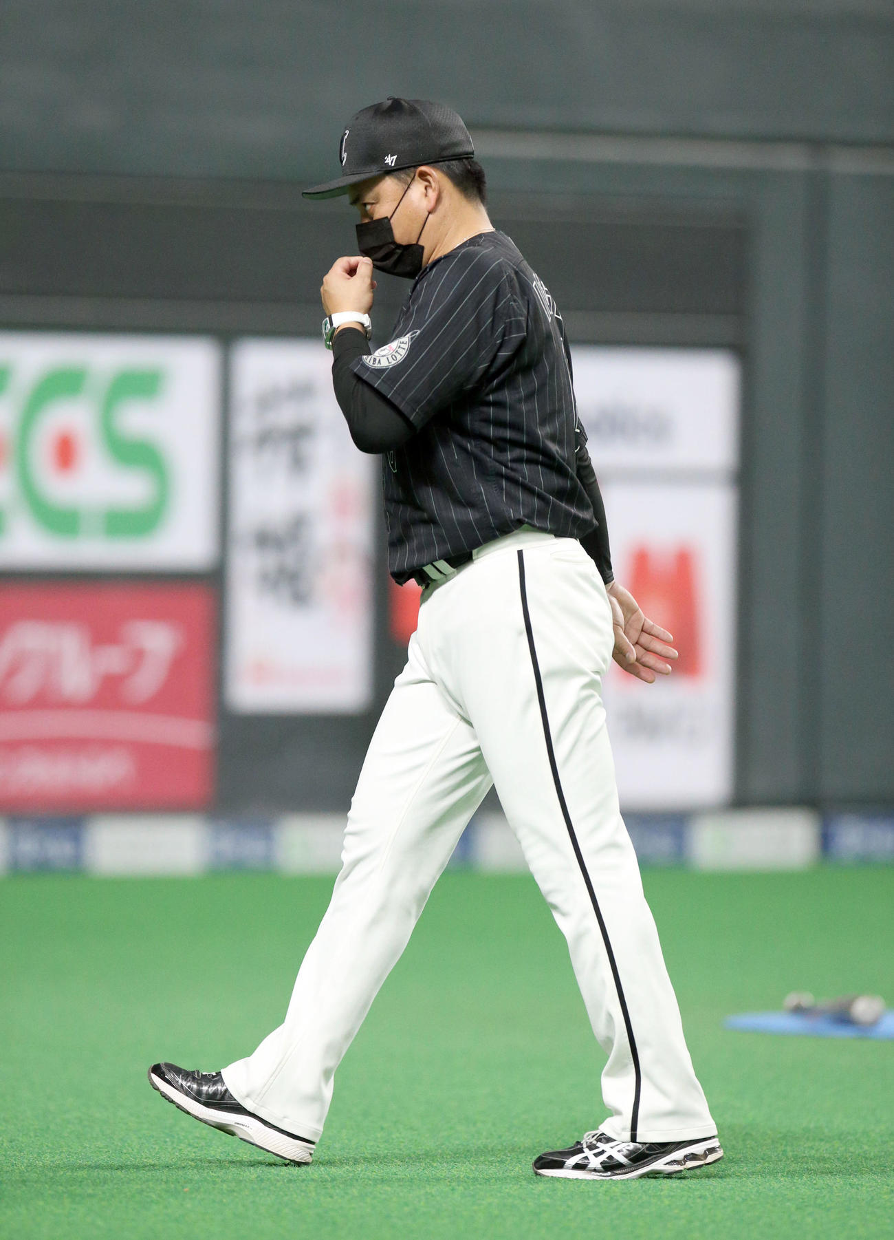 日本ハム対ロッテ　選手交代を告げベンチに戻る井口監督（撮影・佐藤翔太）