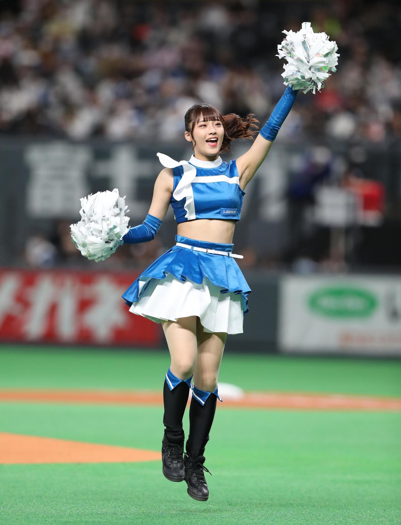 日本ハム対ロッテ　オープニングダンスを披露するファイターズガール（撮影・黒川智章）