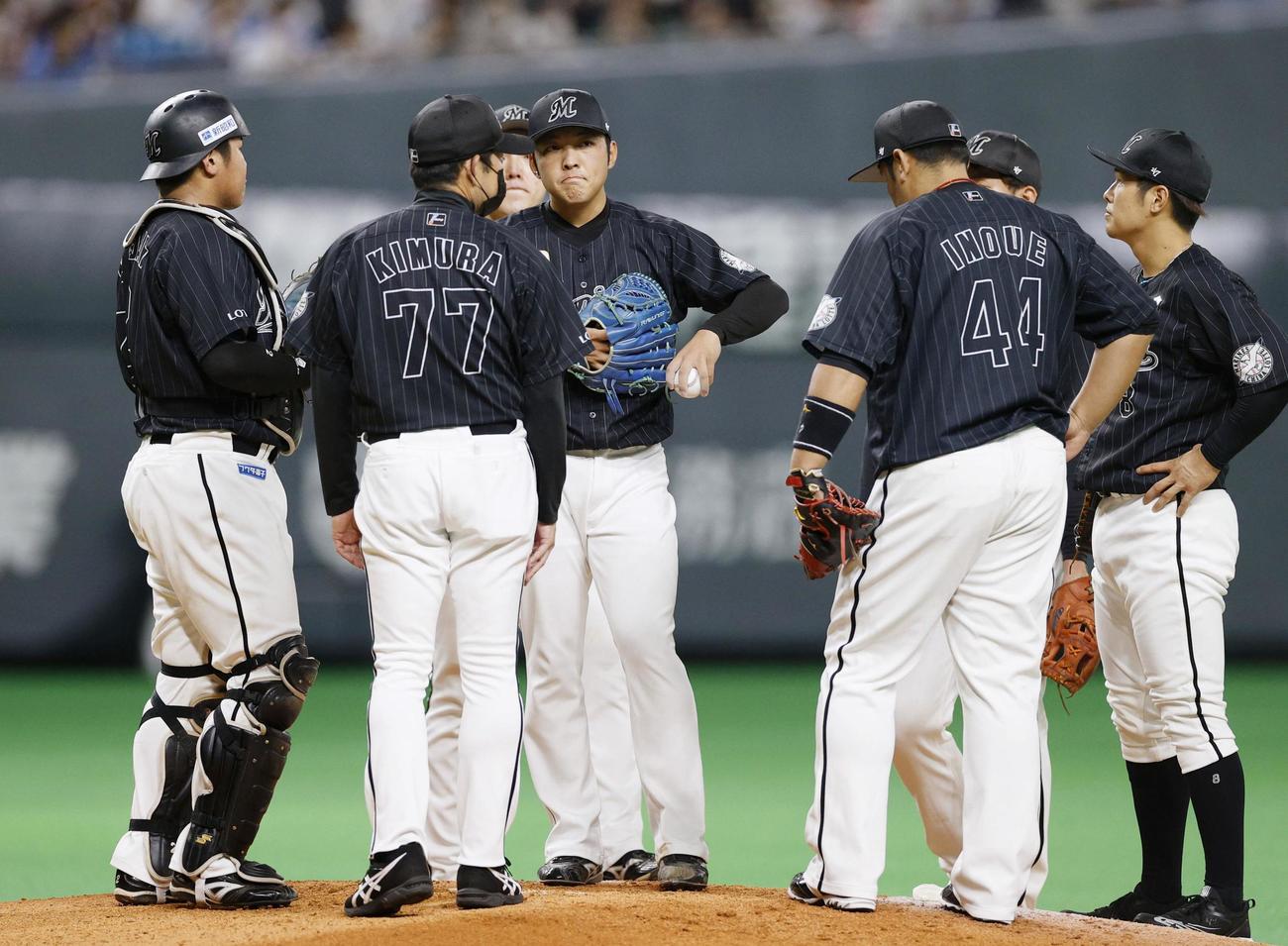 3回、無死一、二塁のピンチを迎えマウンドの佐藤奨（中央）のもとに集まるロッテナイン（共同）