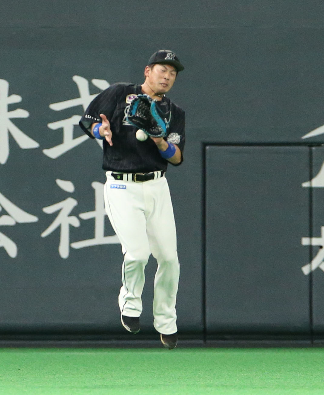 日本ハム対ロッテ　3回裏日本ハム無死三塁、野村の打球をファンブルする角中（撮影・佐藤翔太）