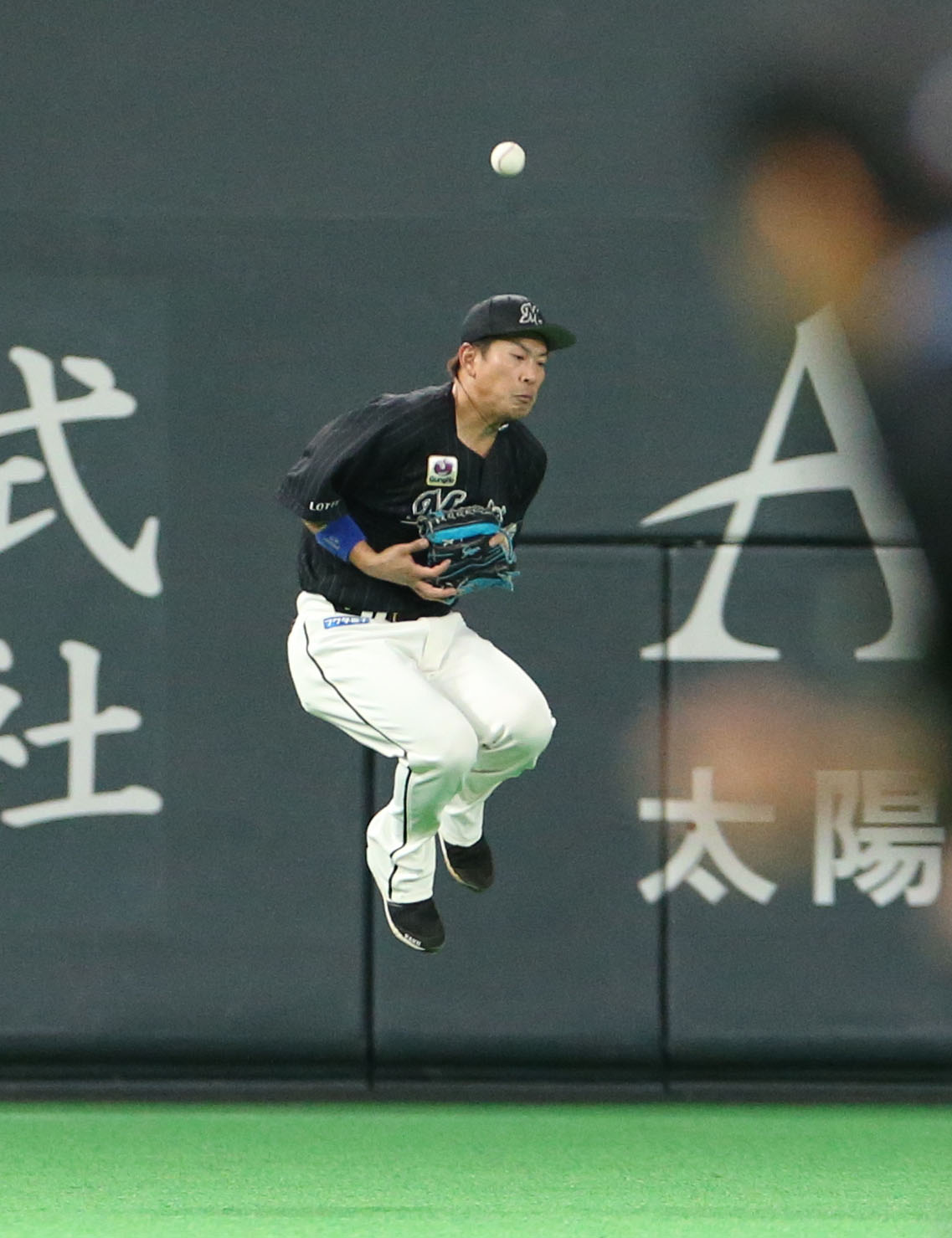 日本ハム対ロッテ　3回裏日本ハム無死三塁、野村の打球をファンブルする角中（撮影・佐藤翔太）