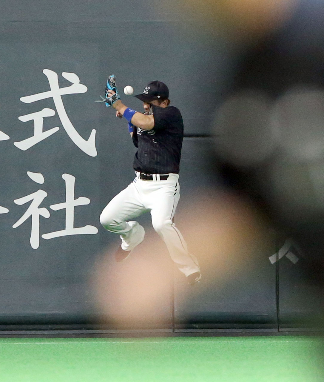 日本ハム対ロッテ　3回裏日本ハム無死、松本剛の打球を捕球できない角中（撮影・佐藤翔太）
