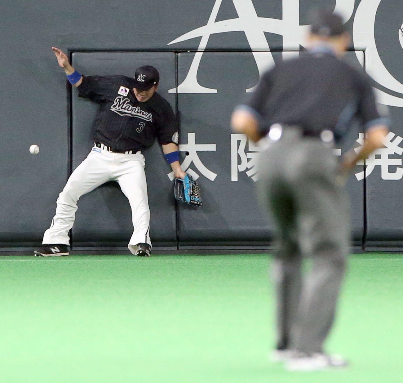 日本ハム対ロッテ　3回裏日本ハム無死、松本剛の打球を捕球できない角中（撮影・佐藤翔太）