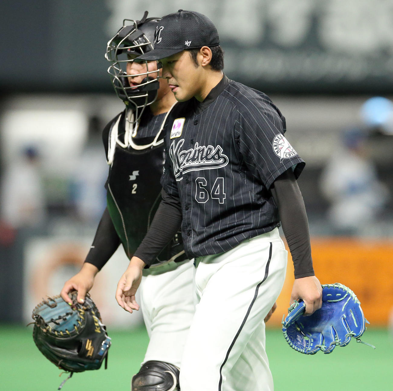 日本ハム対ロッテ　追加点を許し肩を落としながらベンチに戻る松川（左後方）と佐藤奨（撮影・佐藤翔太）