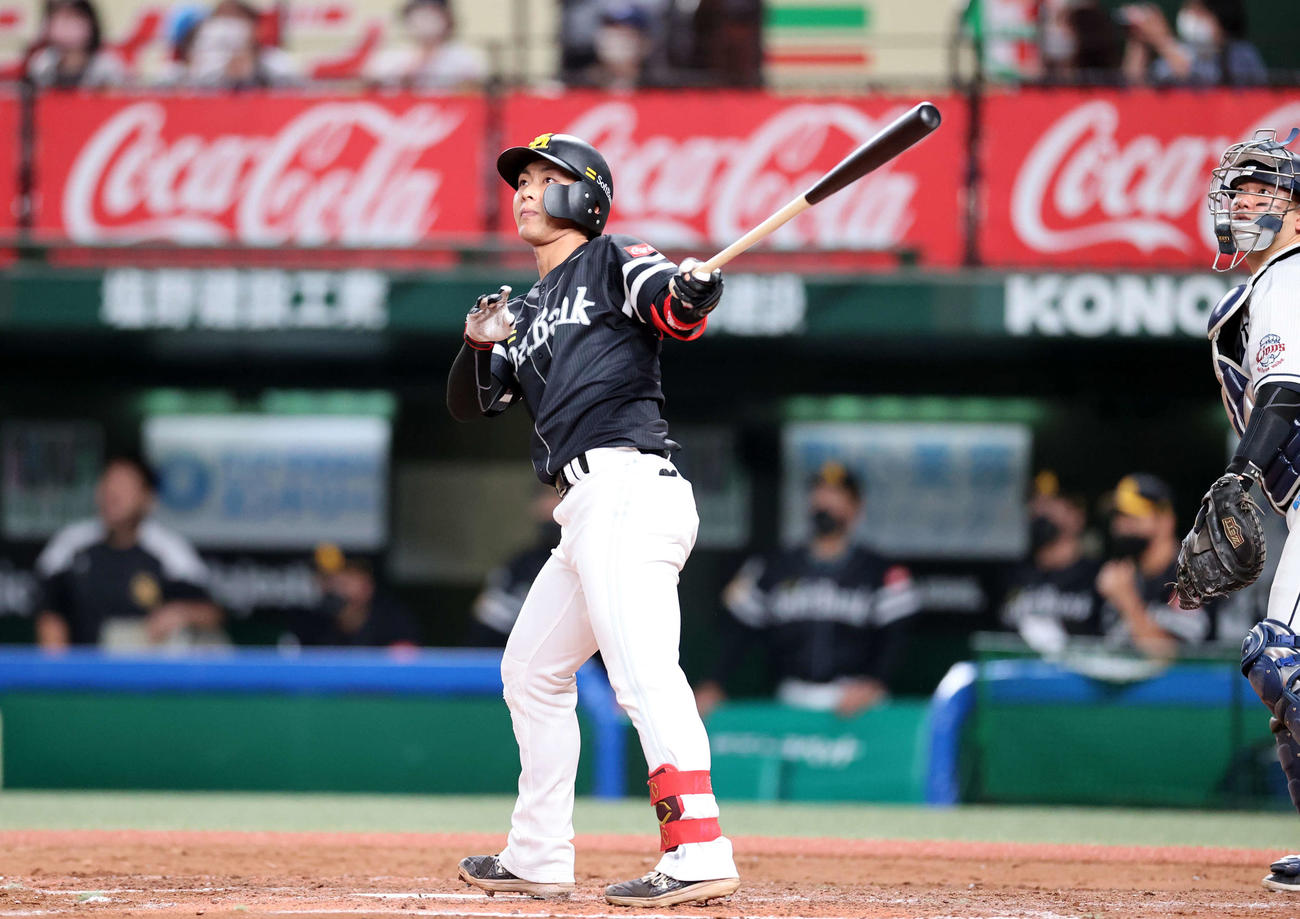 西武対ソフトバンク　9回表ソフトバンク1死一塁、今宮は左翼ポール際の打球を放ち、一度は本塁打の判定も、リプレイ検証後ファウルになる（撮影・浅見桂子）