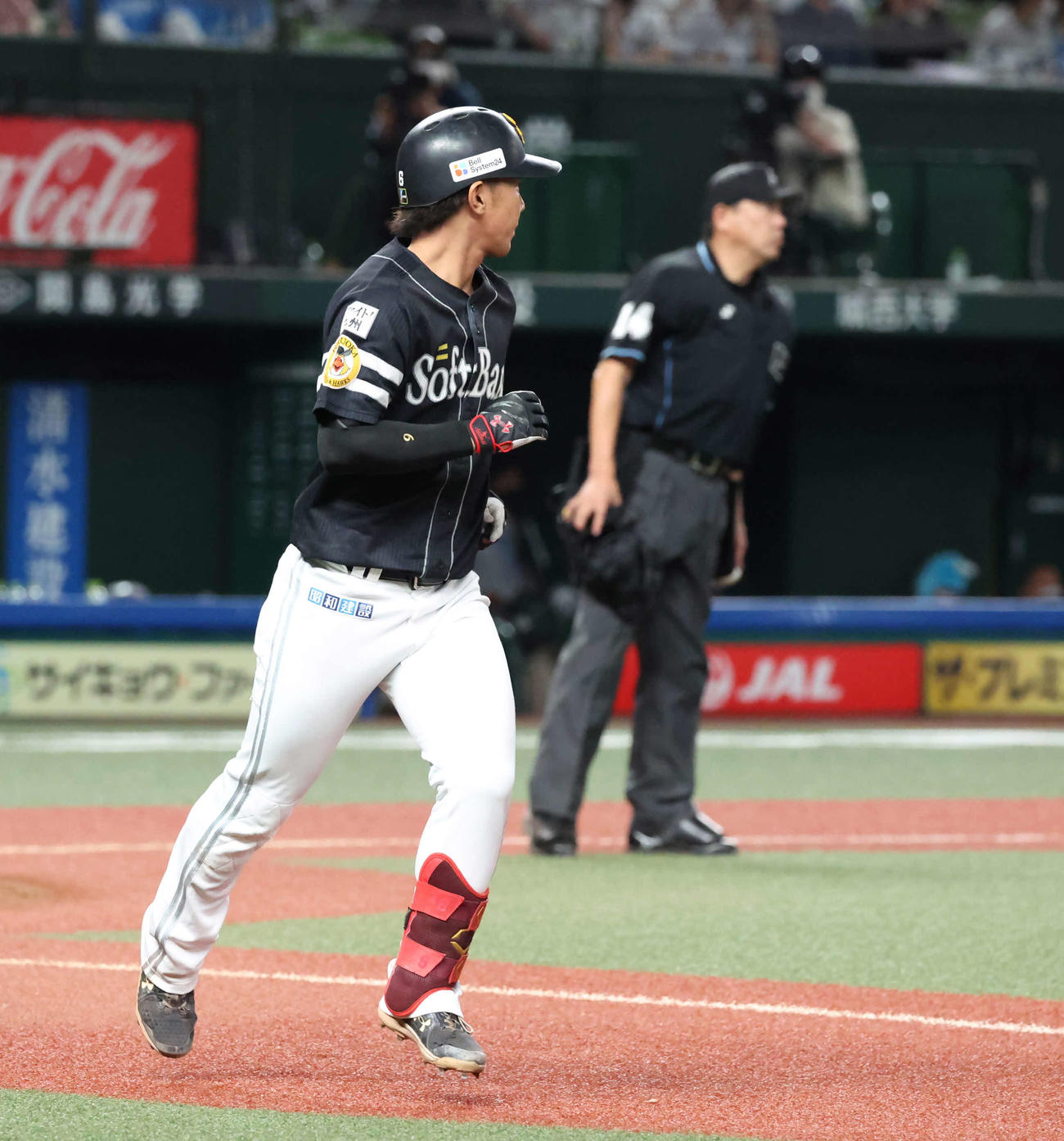 西武対ソフトバンク　9回表ソフトバンク1死一塁、左ポール際への打球を本塁打と判定されて一塁へ向かう今宮（撮影・丹羽敏通）