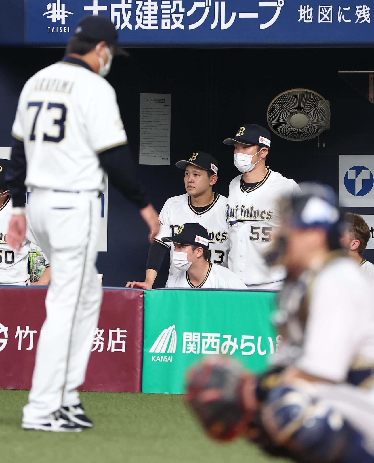 オリックス対楽天　宮城（左から2人目）は3回途中4失点で降板する（撮影・上田博志）