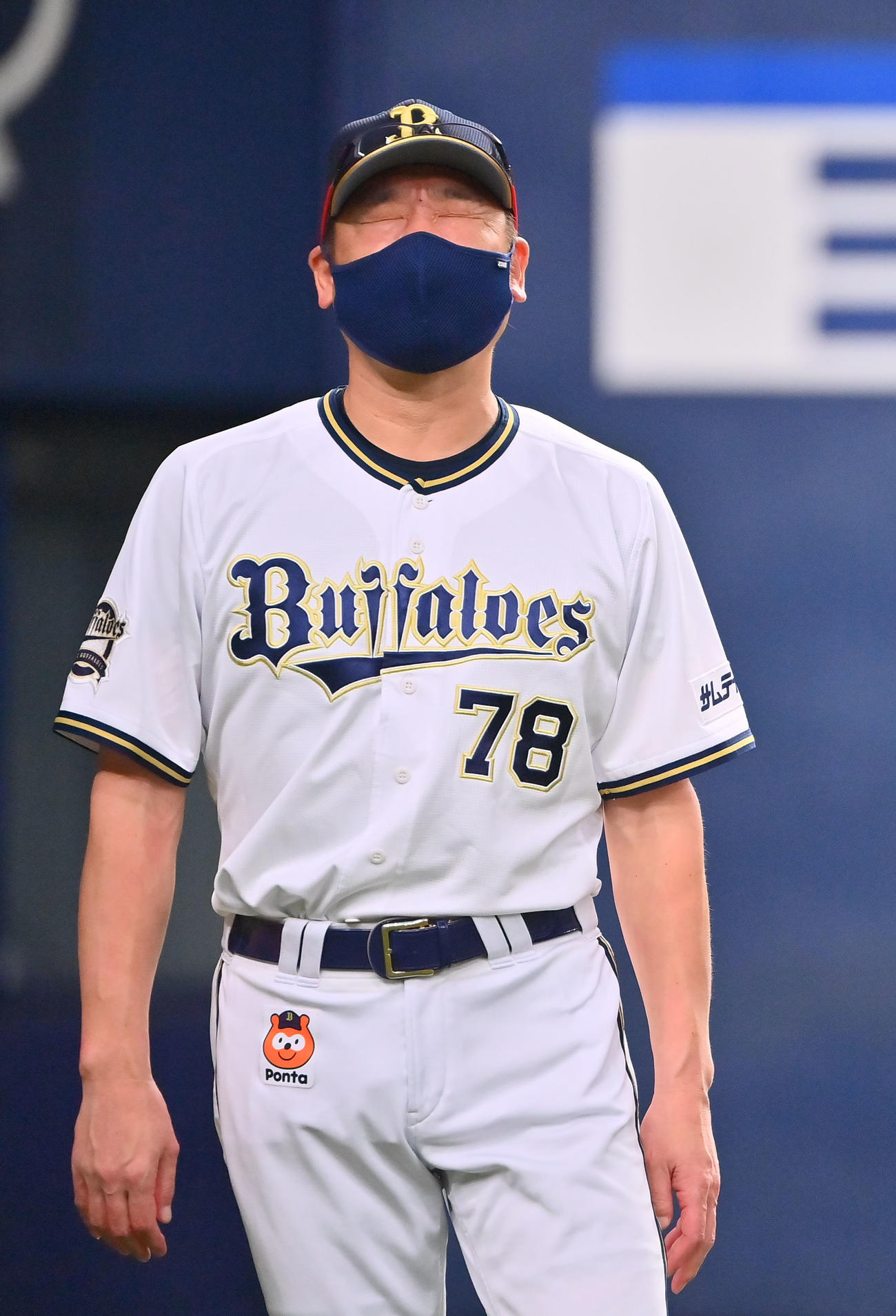オリックス対楽天　選手交代を告げ目をつぶるオリックス中嶋監督（撮影・和賀正仁）