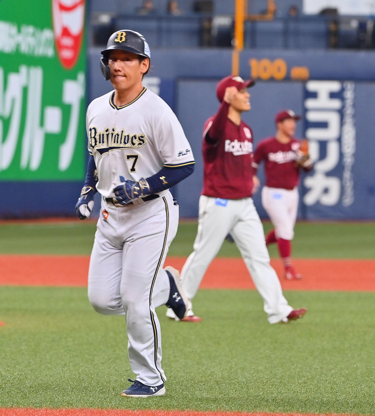 オリックス対楽天　9回裏オリックス2死、吉田正は中飛に倒れ試合終了、右はガッツポーズする楽天則本（撮影・和賀正仁）