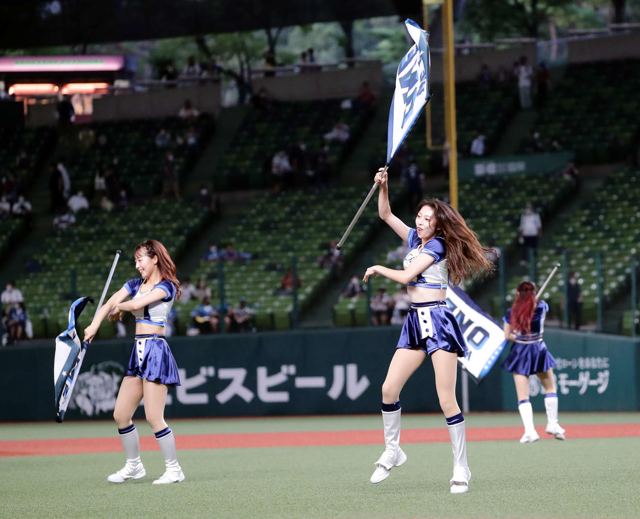 西武の公式パフォーマンスチーム「bluelegends」（ブルーレジェンズ）