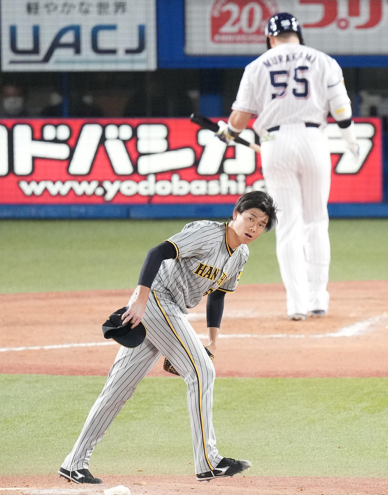 ヤクルト対阪神　8回裏ヤクルト2死、村上を空振り三振に仕留めた湯浅（撮影・鈴木みどり）