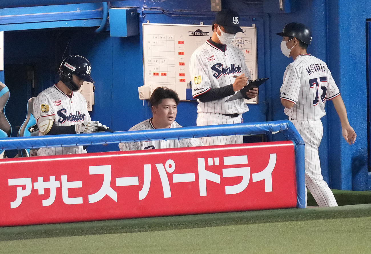 ヤクルト対阪神　8回裏ヤクルト2死、空振り三振に倒れた村上（中央）はベンチに戻り浮かない表情（撮影・鈴木みどり）
