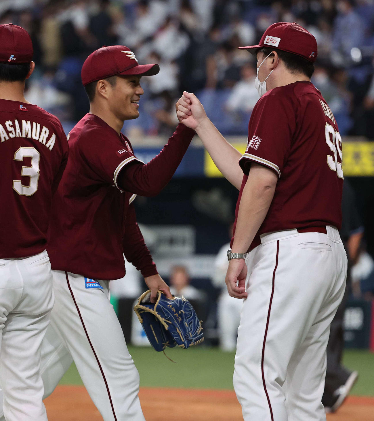 オリックス対楽天　完投で10勝目をあげた則本（左）は石井監督と笑顔を見せながらグータッチする（撮影・上田博志）