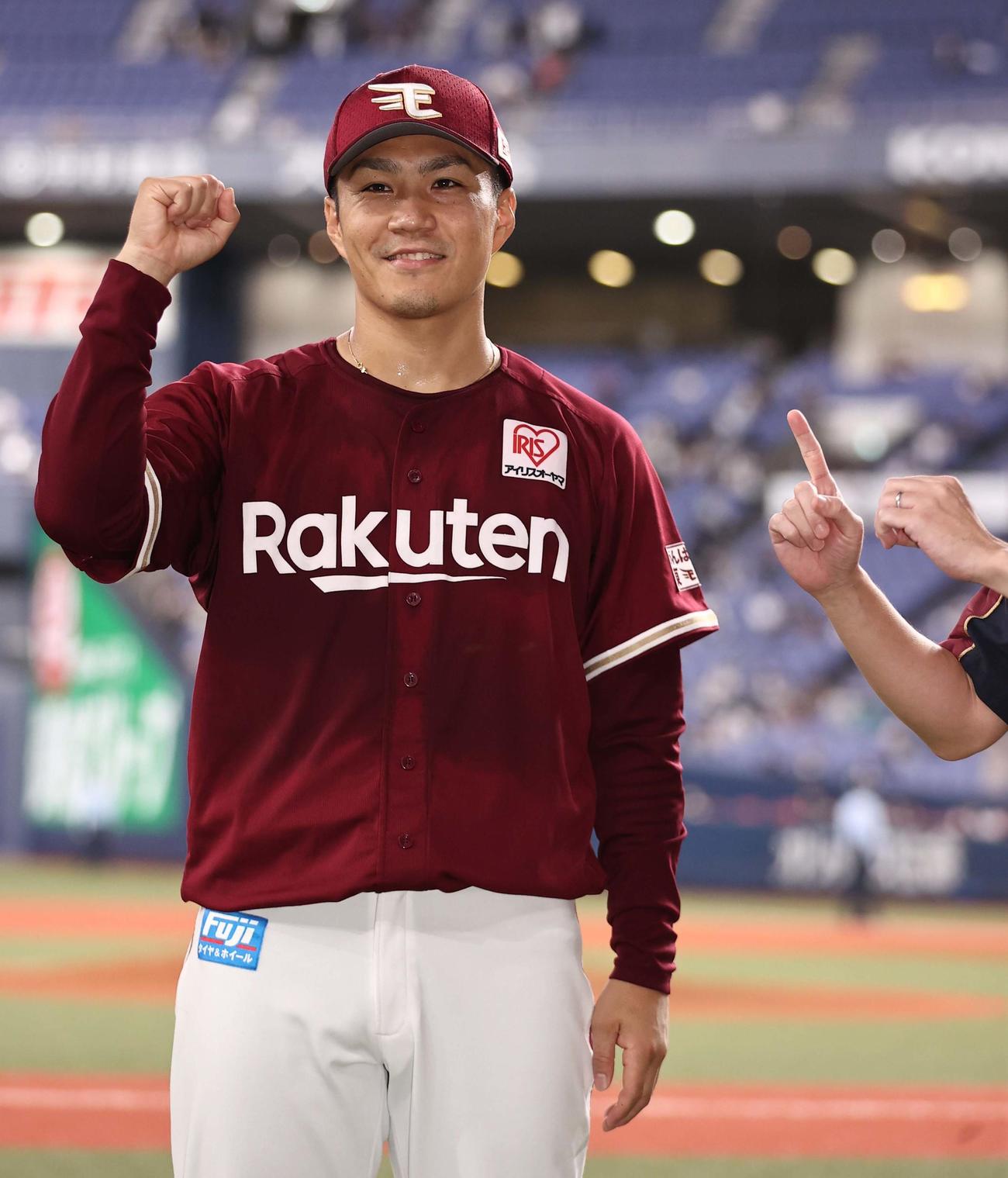 オリックス対楽天　完投で10勝目をあげた則本は10勝ポーズのリクエストもガッツポーズで応える（撮影・上田博志）