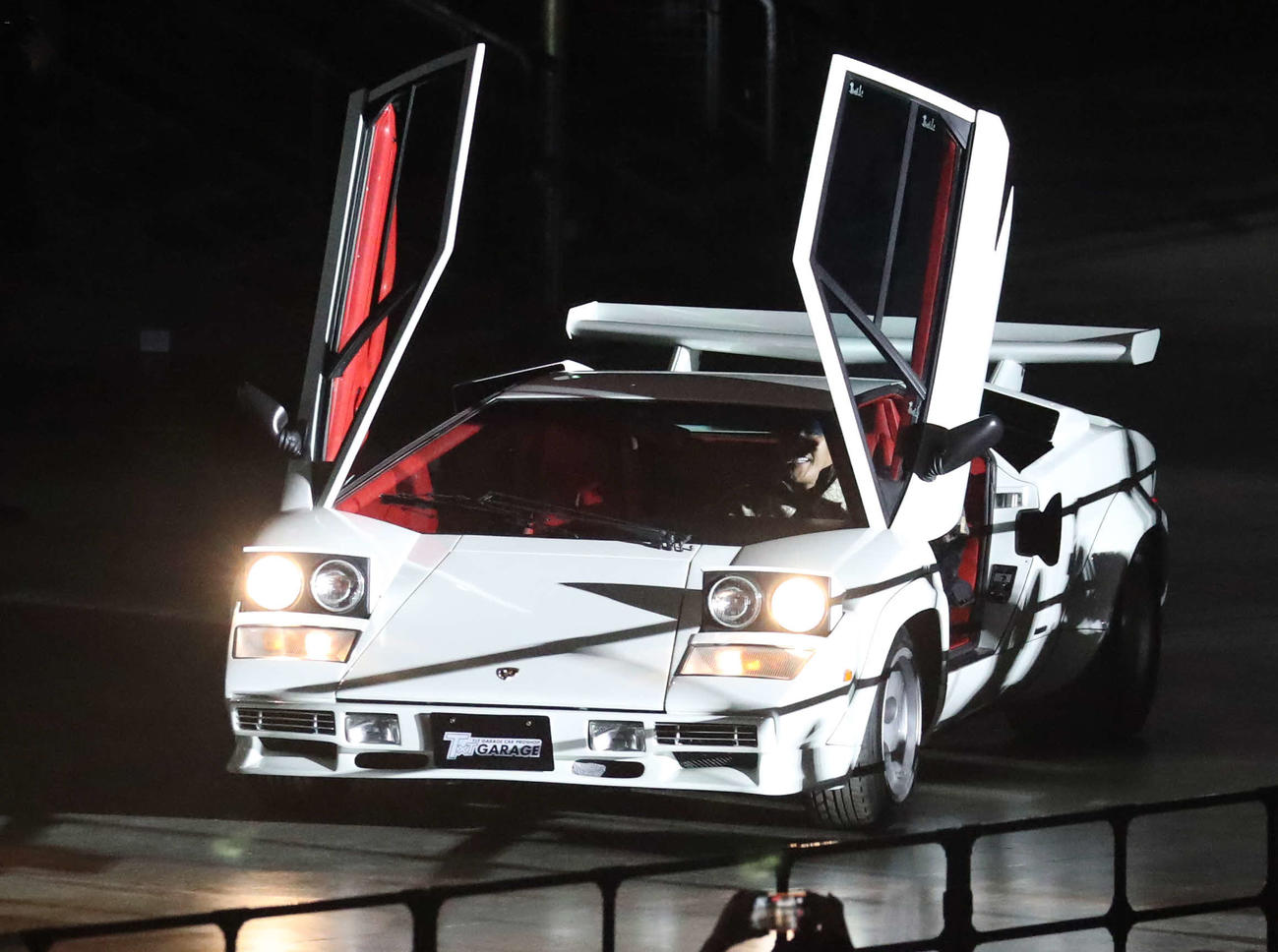 ファンフェスティバルにランボルギーニで登場する日本ハム新庄剛志監督（2021年11月30日撮影）