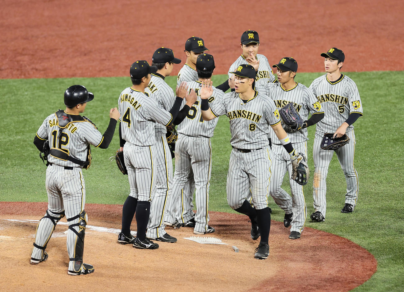 ヤクルト対阪神　勝利しタッチを交わす阪神ナイン（撮影・足立雅史）