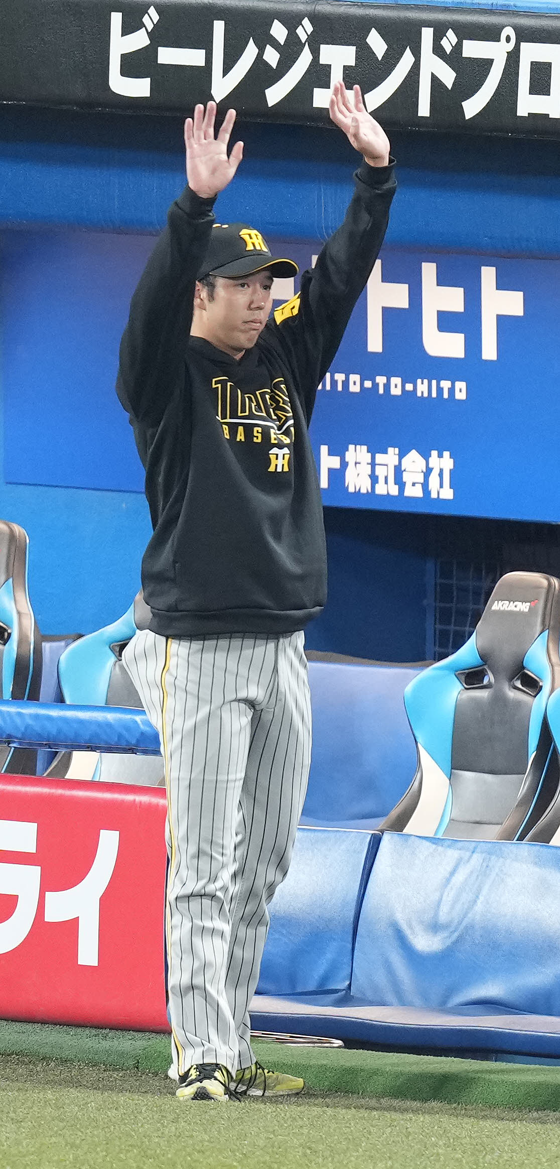 ヤクルト対阪神　ヤクルトに勝利しファンの声援に応える阪神青柳（撮影・鈴木みどり）