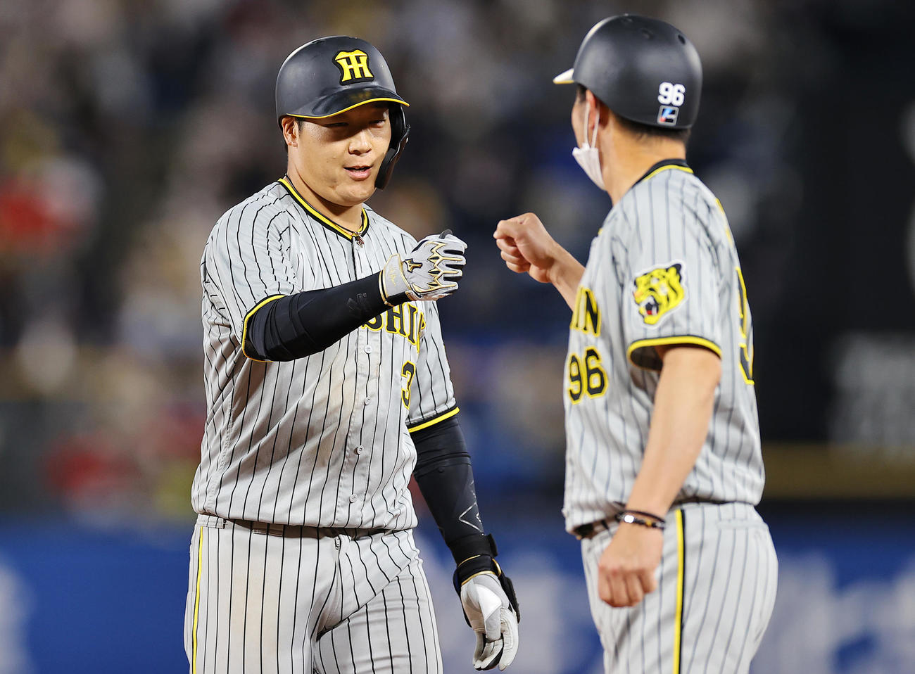 ヤクルト対阪神　5回表阪神1死一、二塁、適時打を放ち笑顔でグータッチを交わす大山（左）（撮影・垰建太）