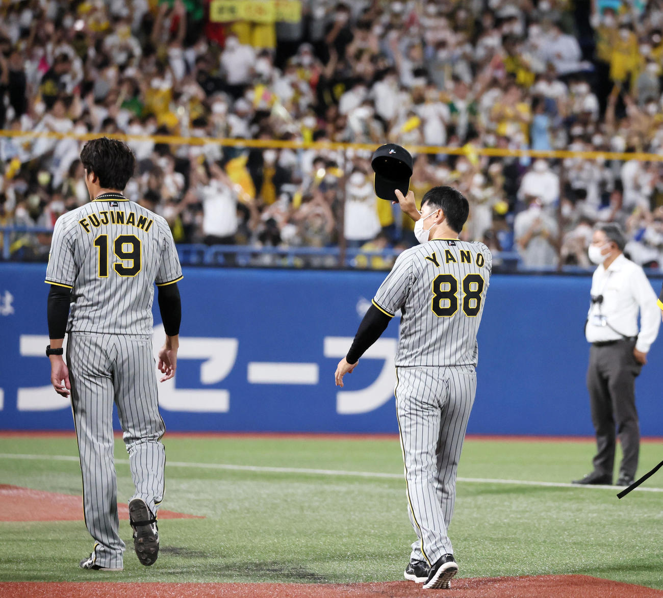 ヤクルト対阪神　ヤクルトに勝利しスタンドにあいさつして引き揚げる矢野監督。左は藤浪（撮影・加藤哉）