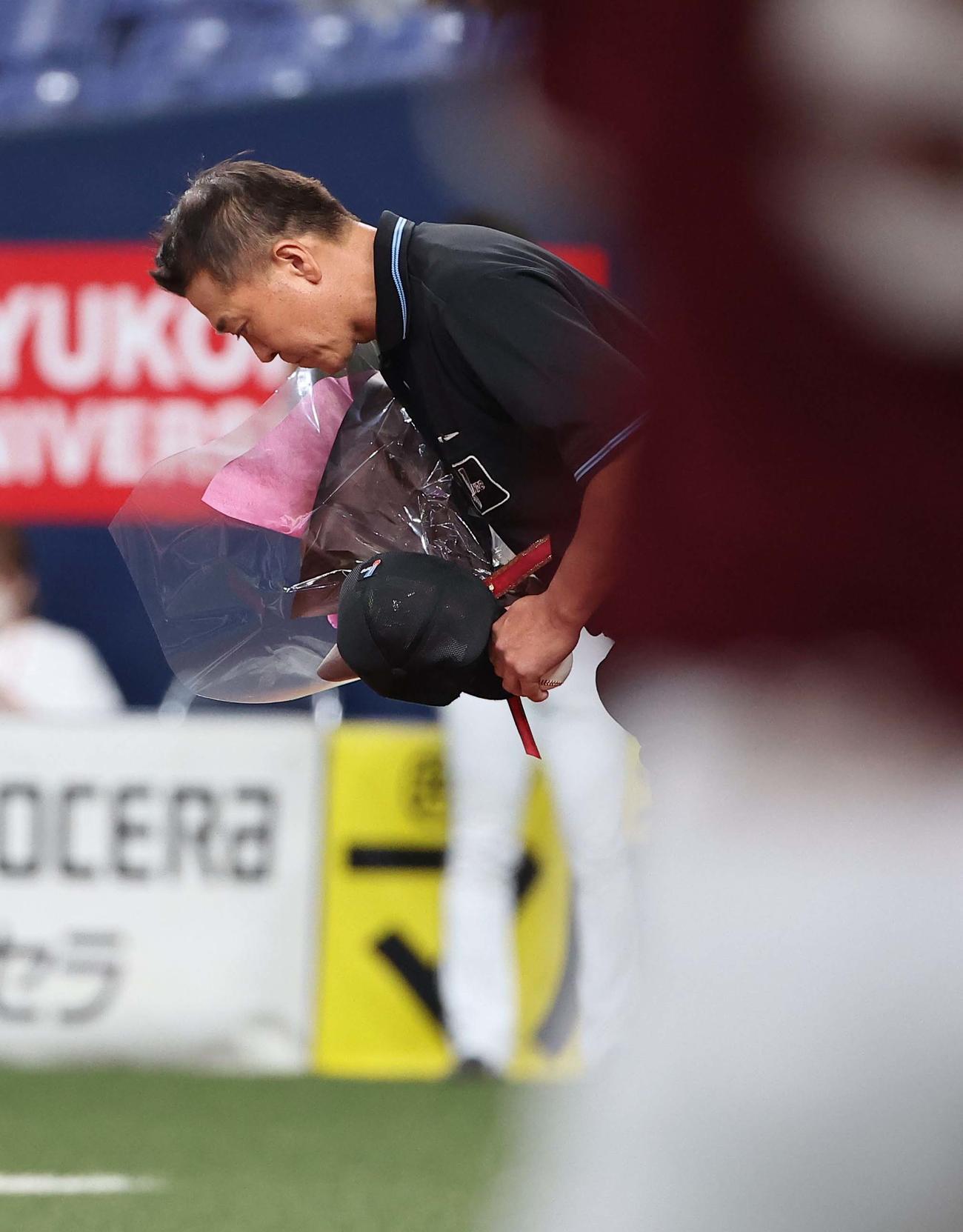 オリックス対楽天　引退する飯塚審判員は一礼してグラウンドを引き揚げる（撮影・上田博志）