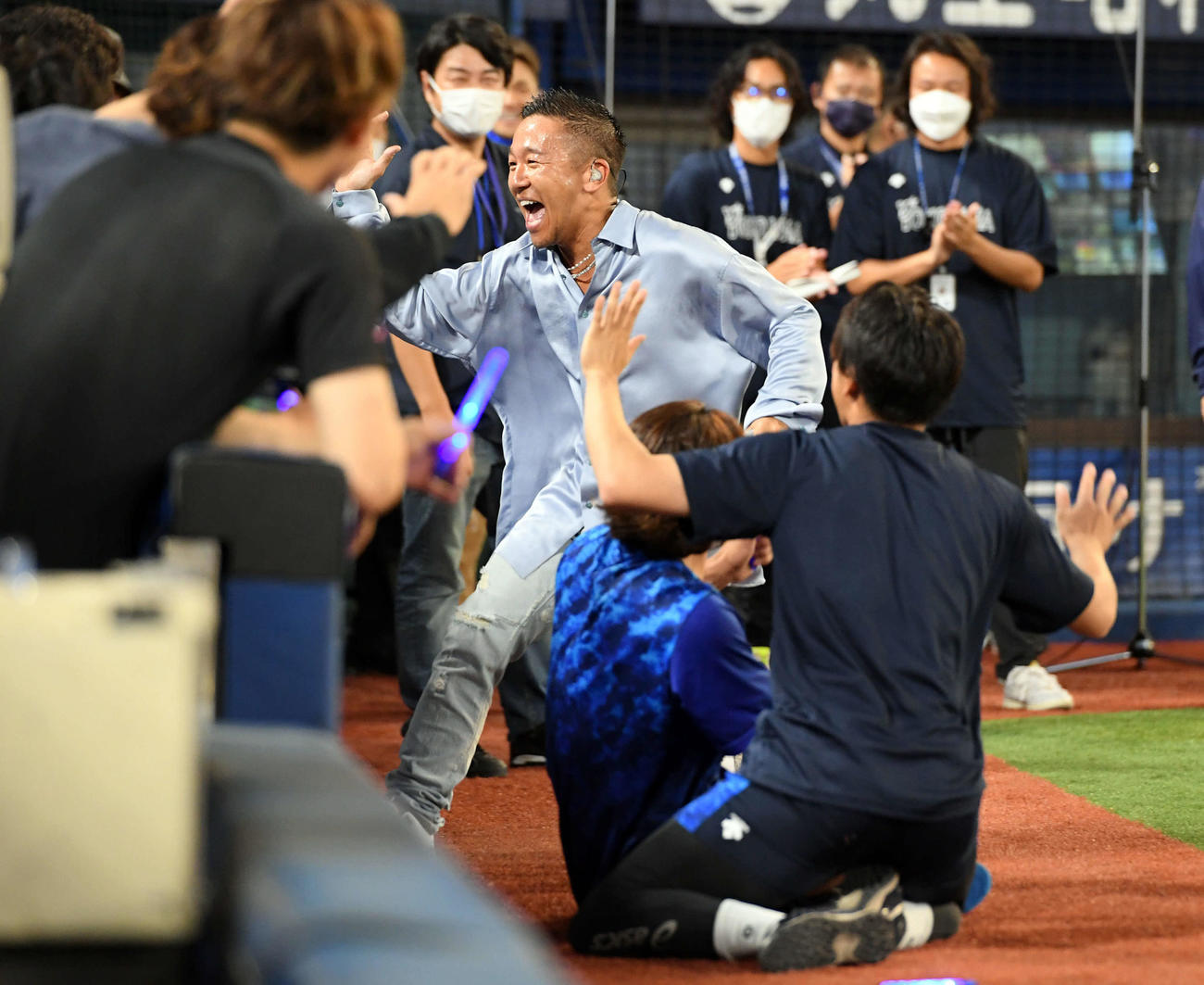 DeNA対中日　試合終了後、ミニライブを行ったDef TechのMicroはライブ終了後選手とハイタッチ（撮影・たえ見朱実）