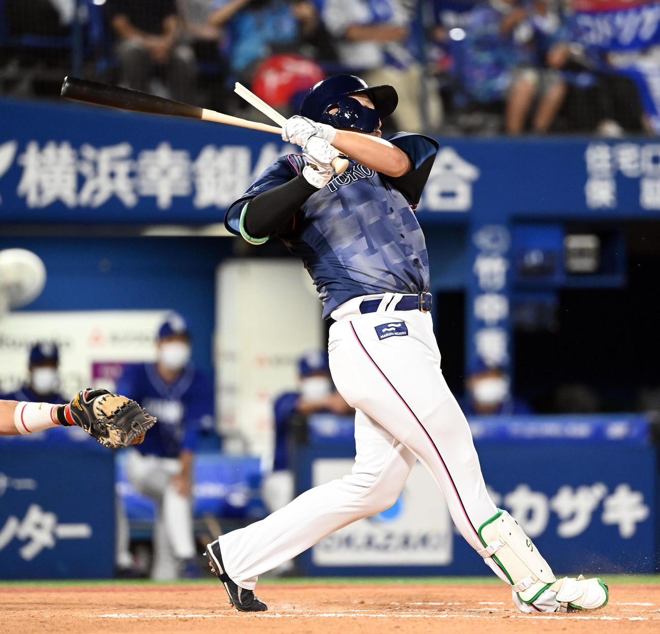 DeNA対中日　7回裏DeNA無死一塁、バットをへし折られながらも左前安打を放つ佐野（撮影・たえ見朱実）