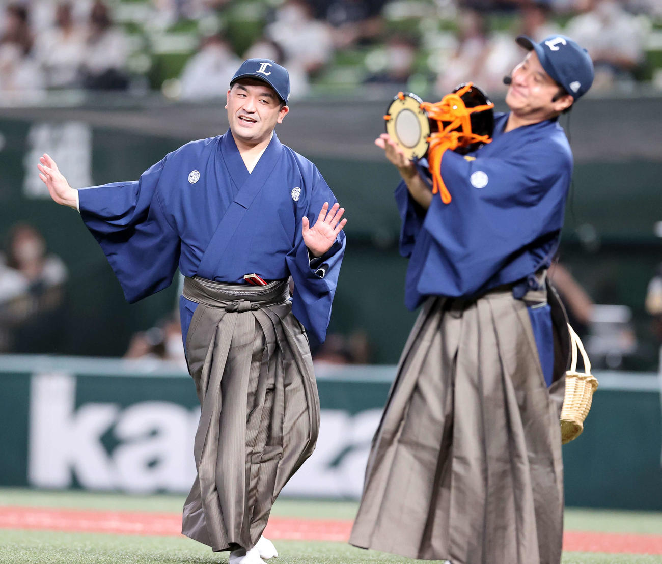 西武対ソフトバンク　ファーストピッチセレモニーに登場したすゑひろがりずの三島達矢（左）と南條庄助（撮影・浅見桂子）
