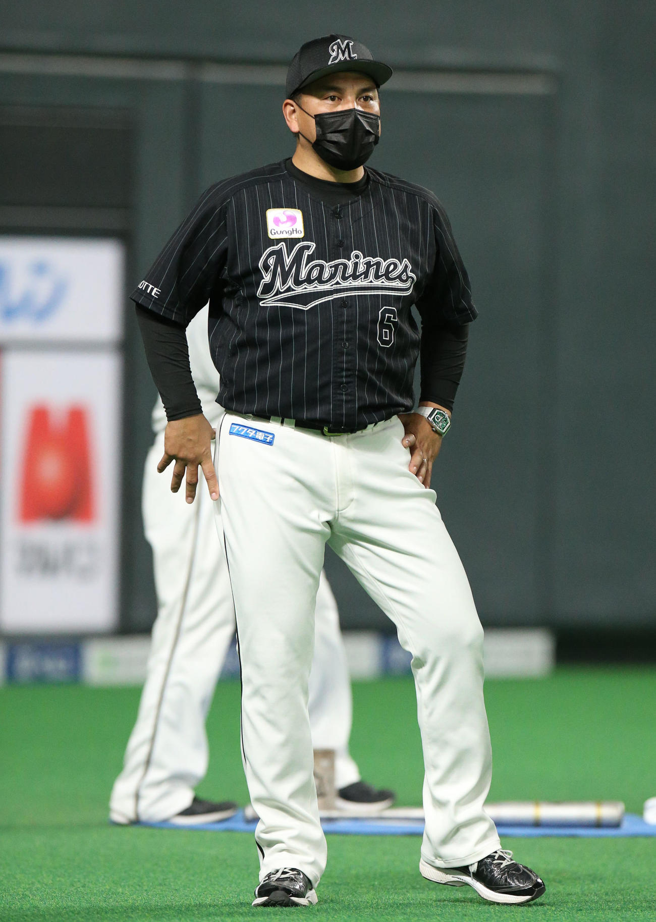 日本ハム対ロッテ　選手交代を告げベンチに戻る井口監督（撮影・佐藤翔太）