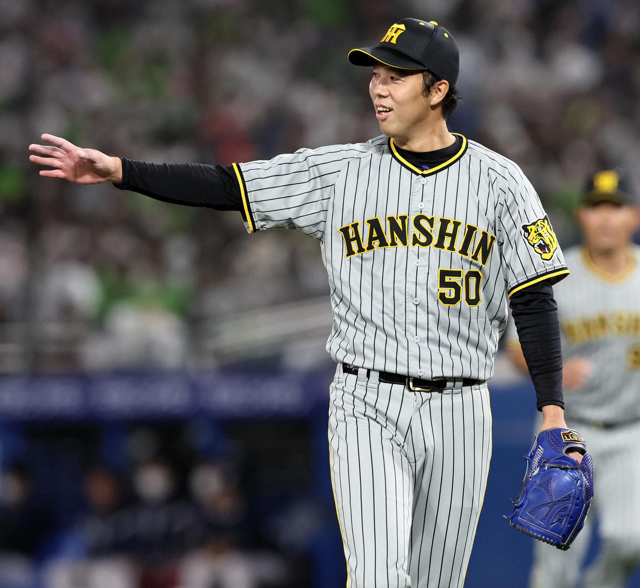 ヤクルト対阪神　4回裏ヤクルト1死一塁、青柳は内山壮を投ゴロ併殺に仕留め野手陣に笑顔で声を掛ける（撮影・加藤哉）