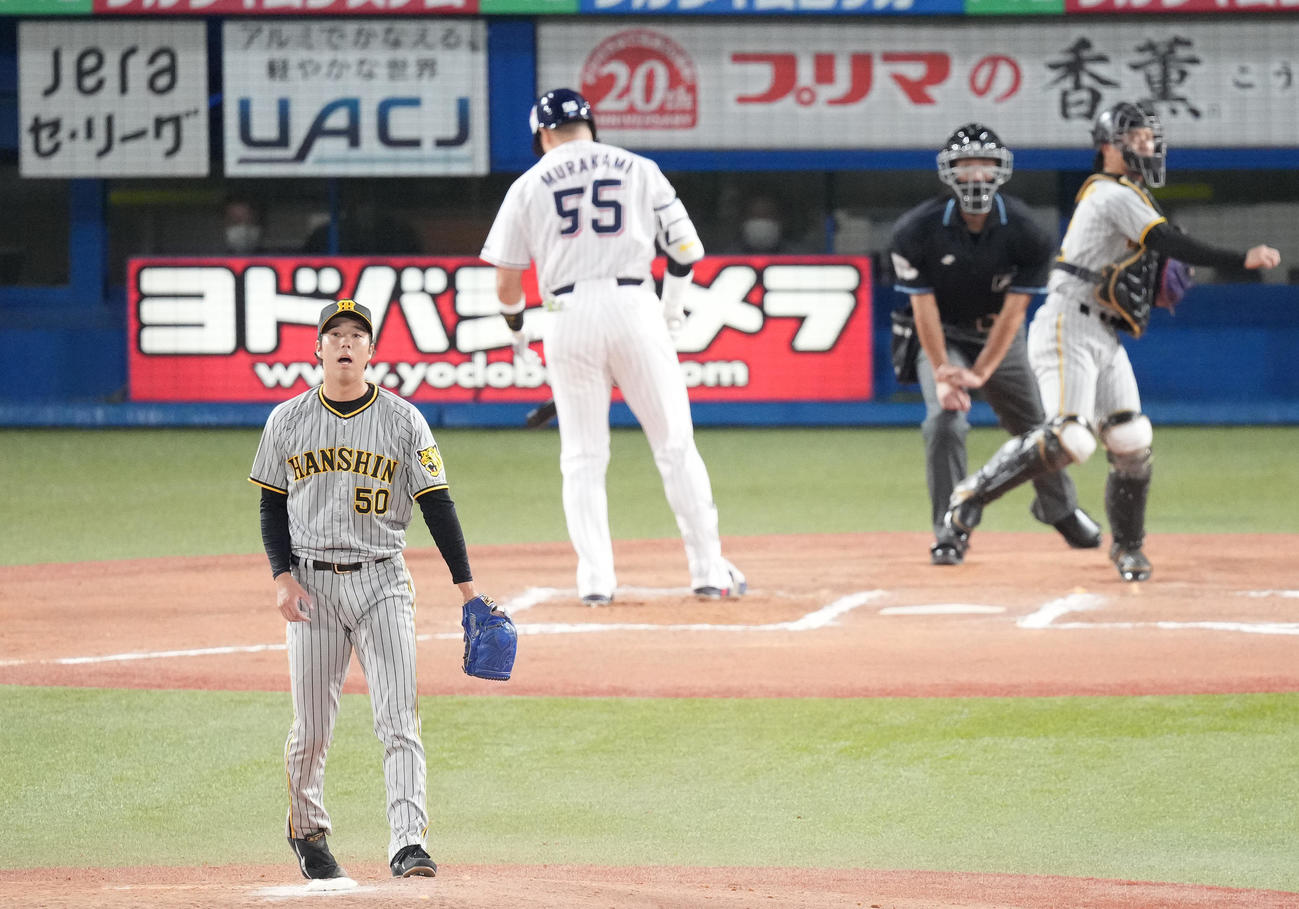 ヤクルト対阪神　6回裏ヤクルト1死、村上を空振り三振に仕留める青柳（撮影・鈴木みどり）
