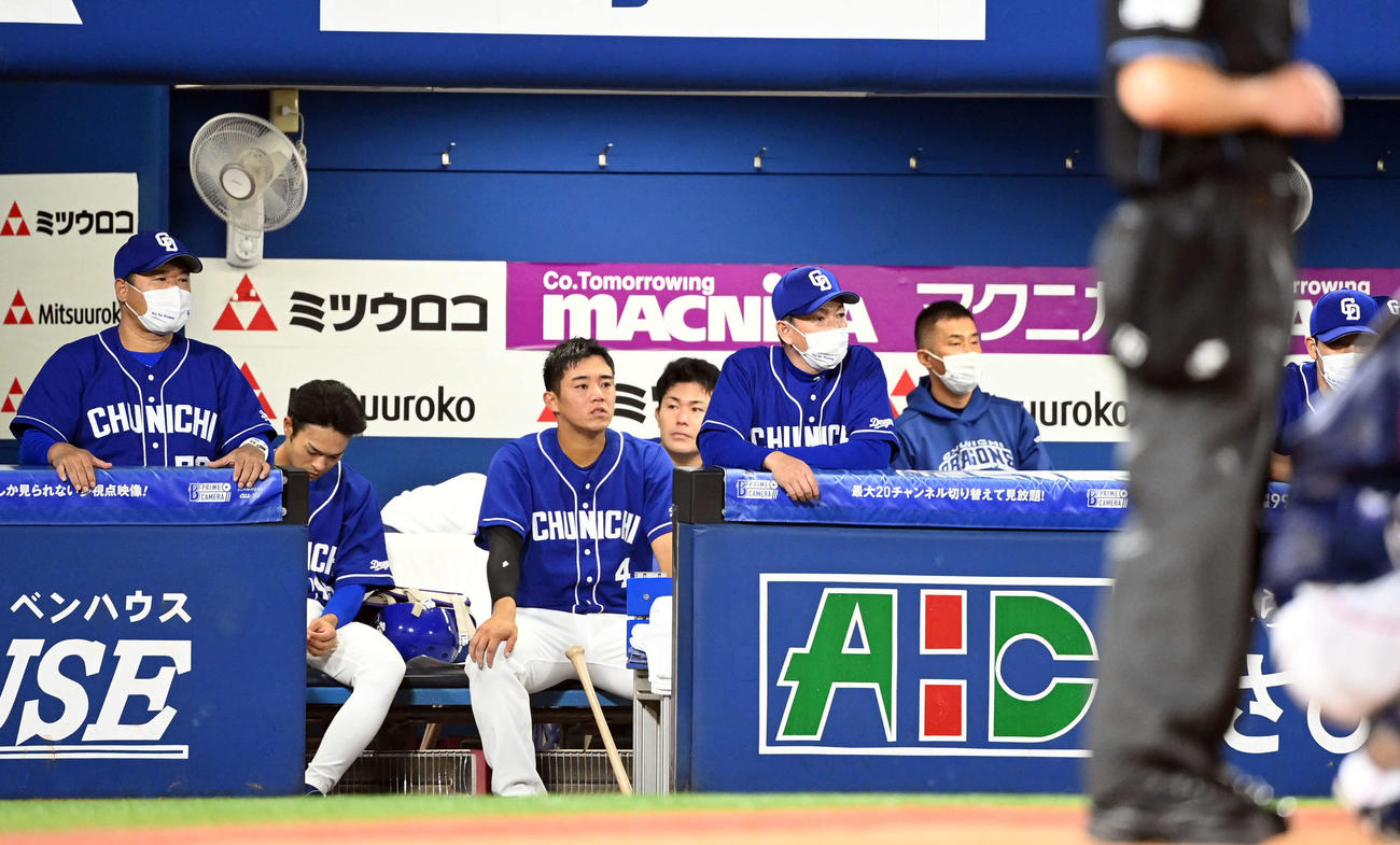 DeNA対中日　グラウンドを見つめる中日立浪監督（右から2人目）（撮影・たえ見朱実）