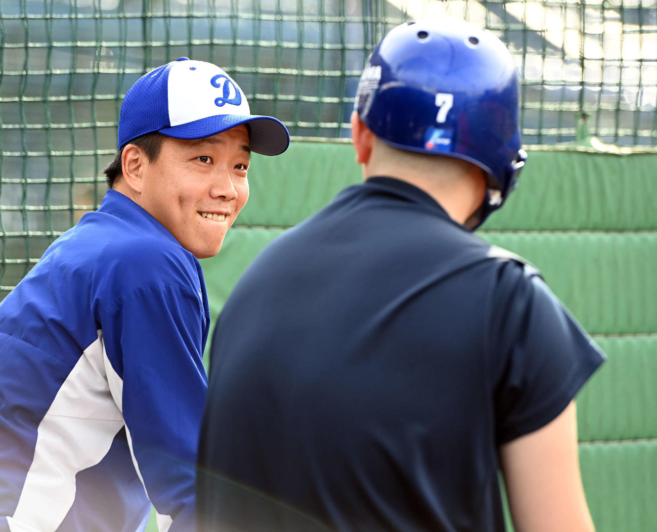 DeNA対中日　試合前、DeNA佐野と談笑する中日柳（撮影・たえ見朱実）