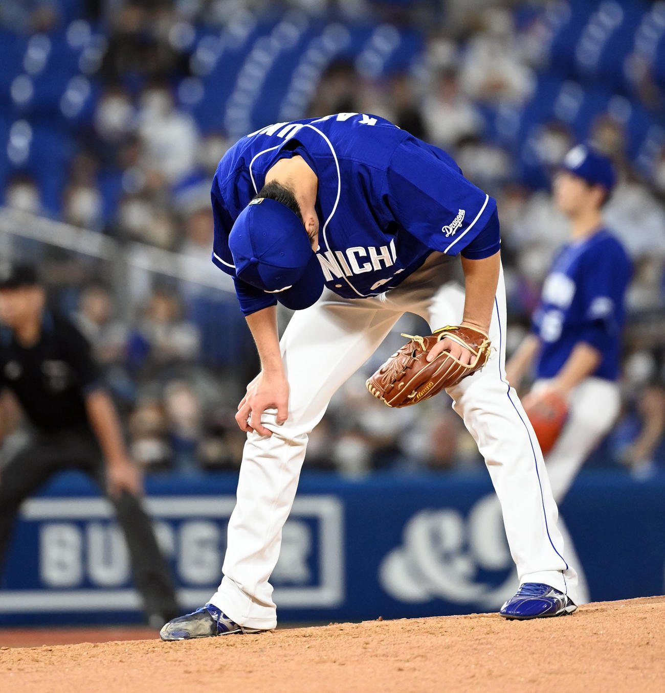 DeNA対中日　3回裏DeNA2死満塁、佐野に四球を与え押しだしで失点する中日の先発勝野（撮影・たえ見朱実）