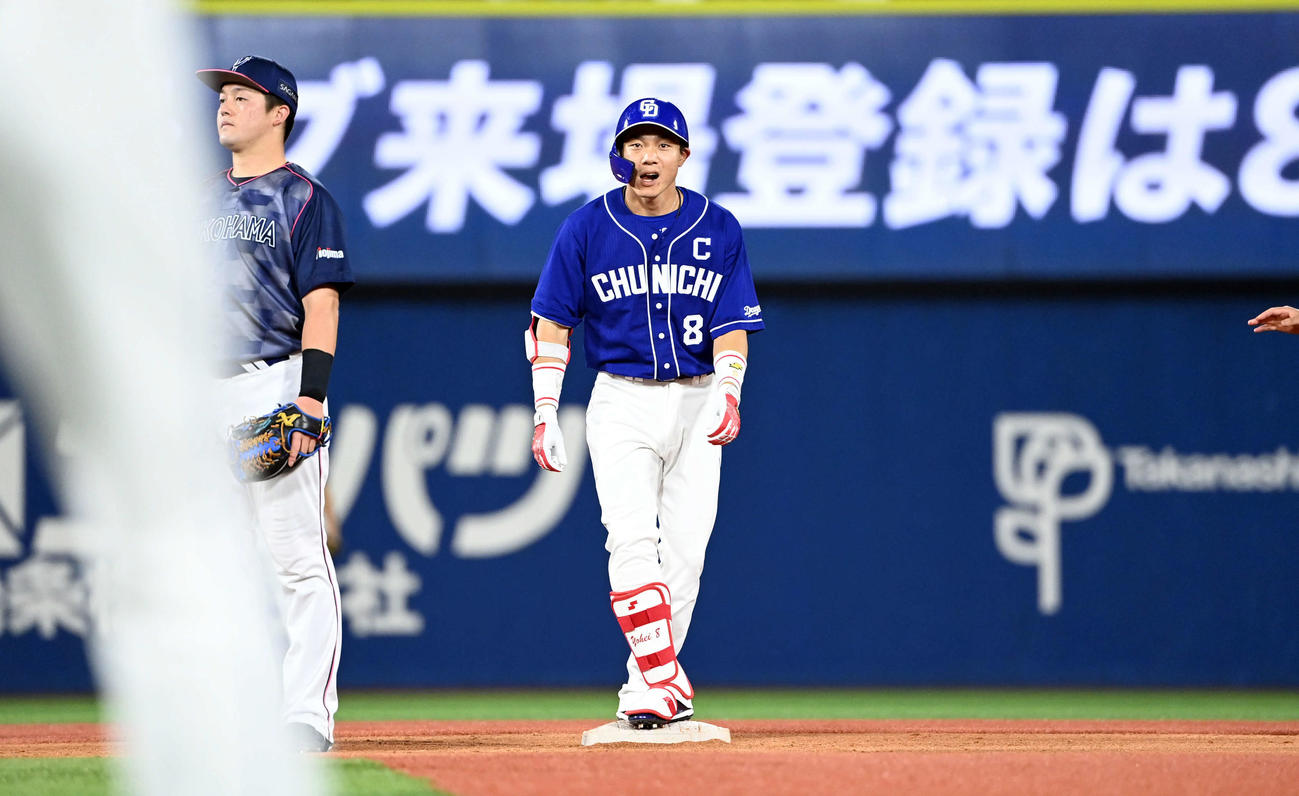 DeNA対中日　3回表中日2死二塁、中前に適時打を放った大島（撮影・たえ見朱実）