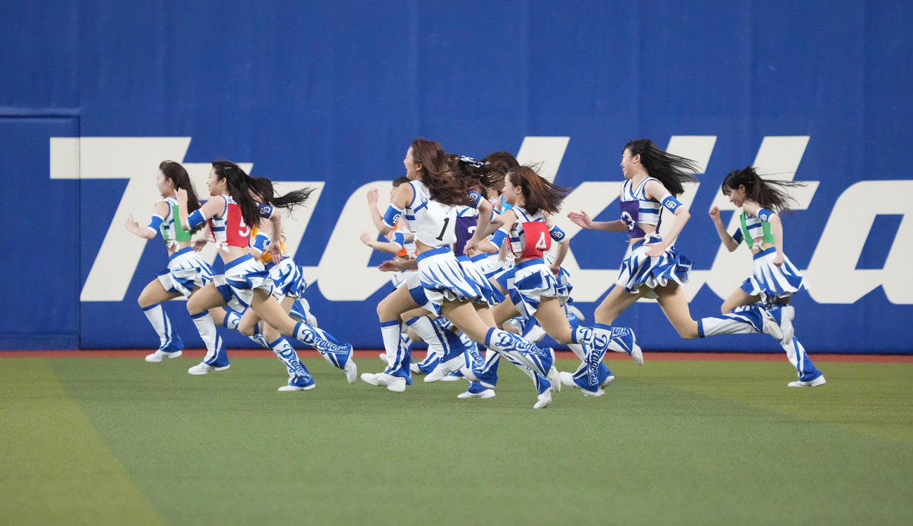 激走するチアドラゴンズのメンバー