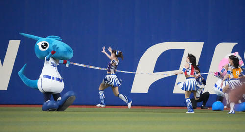 1着でゴールする2番マナオインパクト