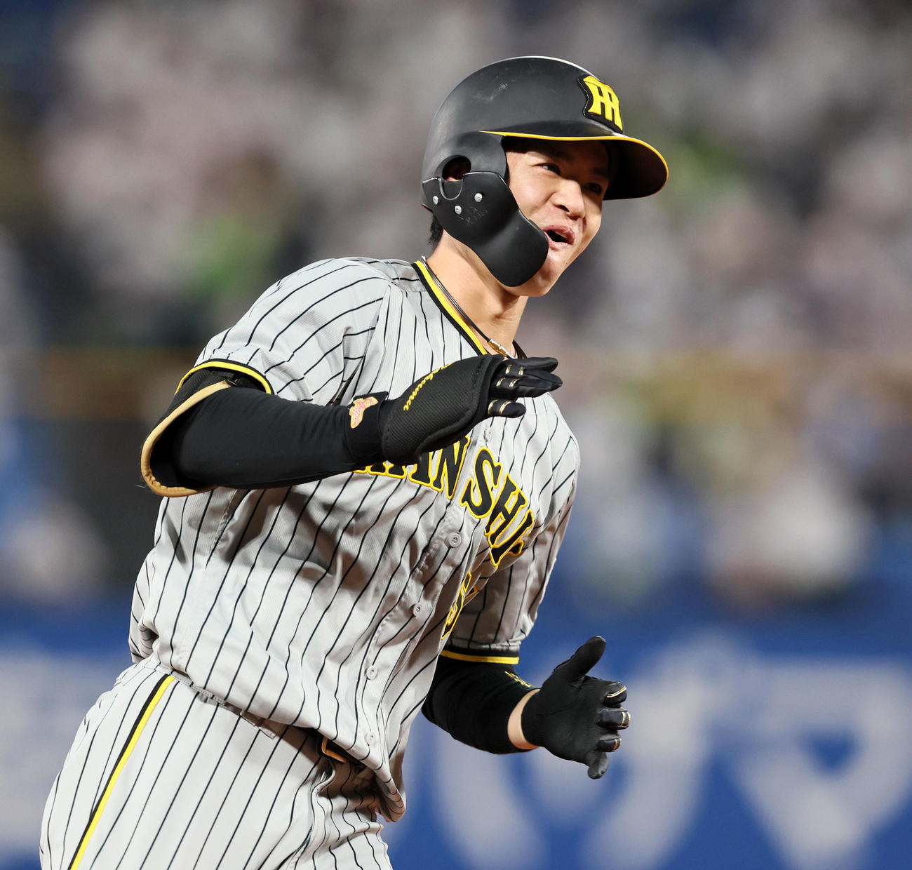ヤクルト対阪神　　1回表阪神無死、中野は右越えソロ本塁打を放ち笑顔を見せる（撮影・加藤哉）
