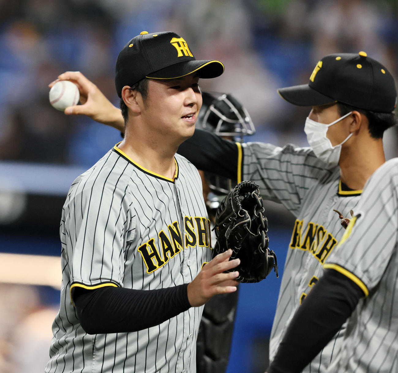 ヤクルト対阪神　7回裏、阪神2番手で登板した浜地真澄は三者凡退に締め笑顔でベンチへ引き揚げる（撮影・加藤哉）