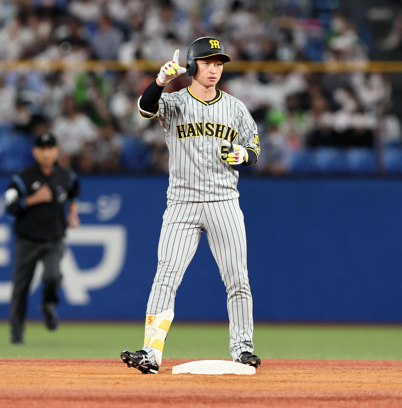 ヤクルト対阪神　4回表阪神無死、近本は中越え二塁打を放つ（撮影・加藤哉）